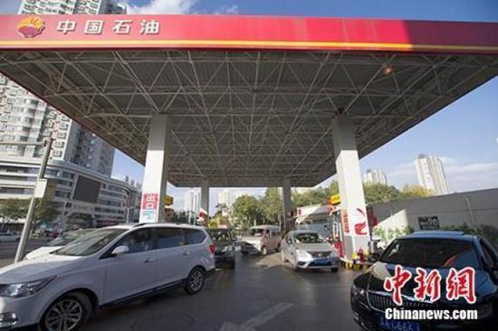 资料图:车辆正在加油站加油。