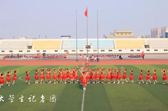 繁花团似锦 改革四十年(表演单位:教育与艺术学院)