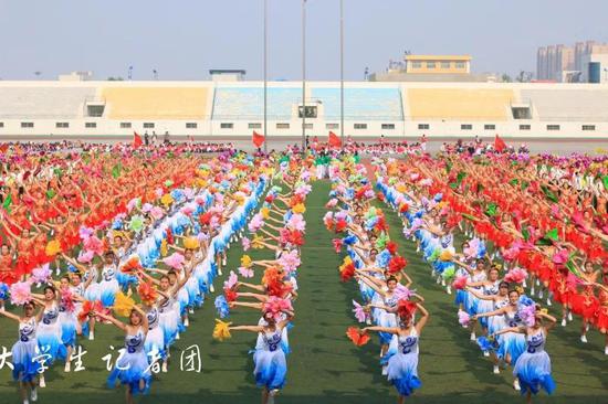 聚力新起航 盛世续华篇(表演单位:教育与艺术学院、文法与经济管理学院、化学工程学院 )
