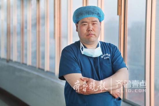 煙臺山醫院麻醉科主治醫師崔鵬飛 (本報記者 趙金陽 攝)