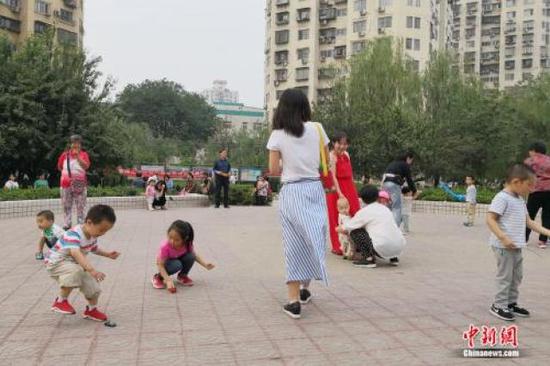 ↑傍晚时分，孩子们都出来活动。袁秀月 摄