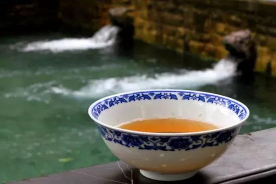 在泉水边泡一壶绿茶，望流水人家，品人生百味。