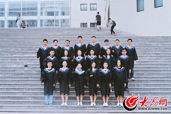 王玉华班级部分同学合影留念