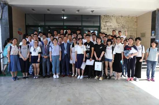 港中大(深圳)校长徐扬生教授、副校长朱世平教授与第一批结束面试的考生合影