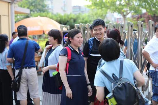 学生准备进入面试考场