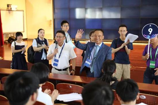 徐扬生校长来到候考室鼓励考生