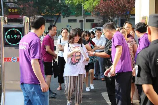 家长志愿者为考生提供引导服务