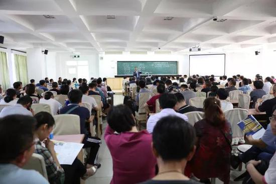 徐扬生校长为考生家长介绍大学办学理念