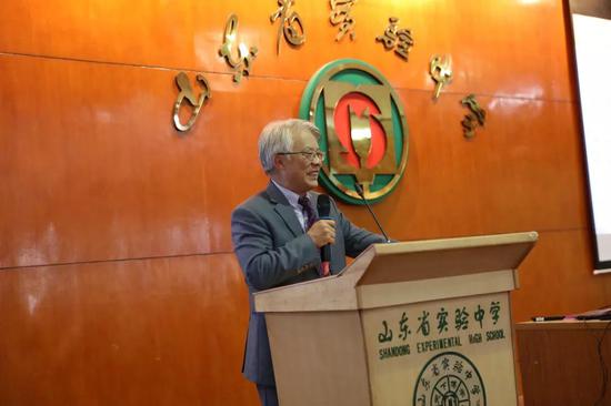 港中大(深圳)副校长朱世平教授向考生家长介绍大学概况