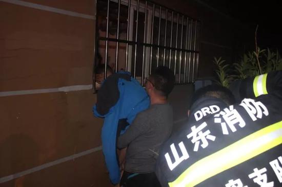 ▲三名小伙接力托舉男孩。