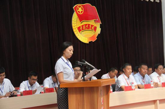 团委副书记史雪汇报共青团齐鲁理工学院第一届委员会工作报告