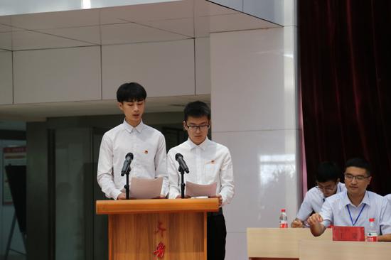 工作人员介绍共青团齐鲁理工学院第二届委员会候选人情况