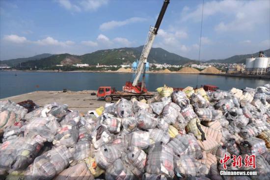 圖為深圳海關(guān)在土洋碼頭組織銷毀行動(dòng)。 中新社記者 陳文 攝