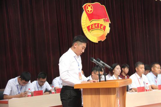 校学生会主席、电气信息工程学院团总支副书记李鸿明宣读大会倡议书