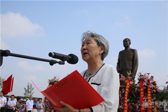 在杨柳雪不忘初心党性教育基地揭牌仪式上,周秉德致辞。