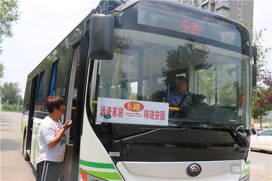 开通首日,公交司机微笑答复不熟悉路线的乘客。