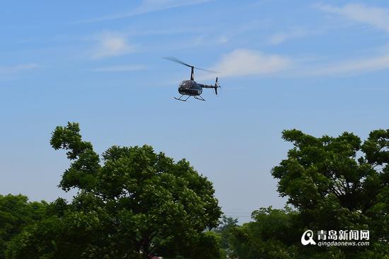 成为正式的飞行员之后，张连敏的主要工作就是开直升机载游客进行空中观光。
