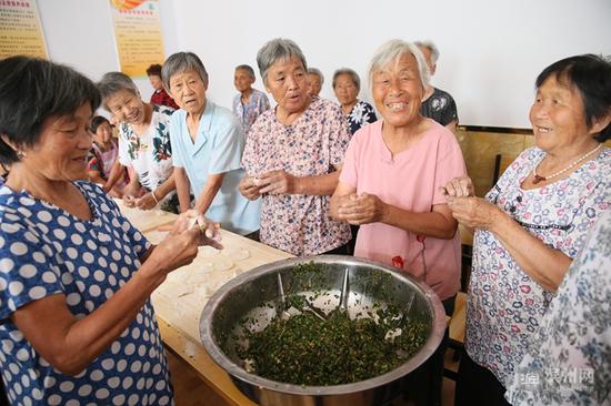 村里老年人为食堂开张乐得合不拢嘴。