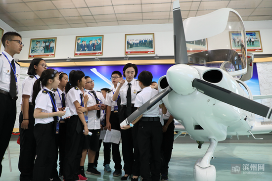 7月5日,在沾化区大高航空城举办的国内首个航空夏令营活动中,来自浙江的学员们正在听教官讲解钻石DA40d飞机构造及相关知识。