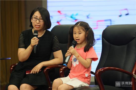 获奖作者张孟真与孩子一起朗诵诗词。