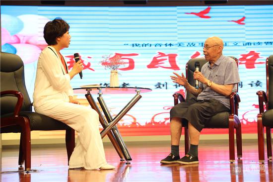87岁高龄刘训芝老人接受主持人采访。