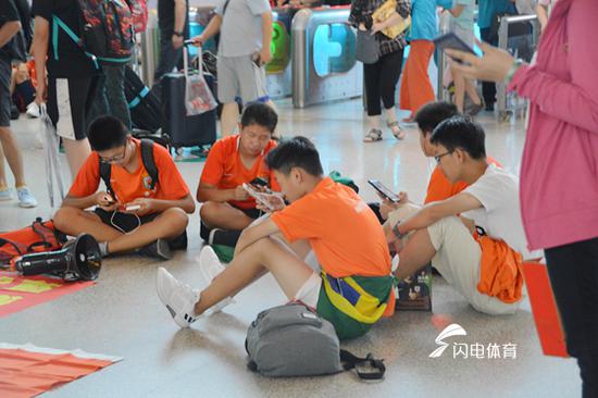 球迷們席地而坐,等待著格德斯的到來(lái)。
