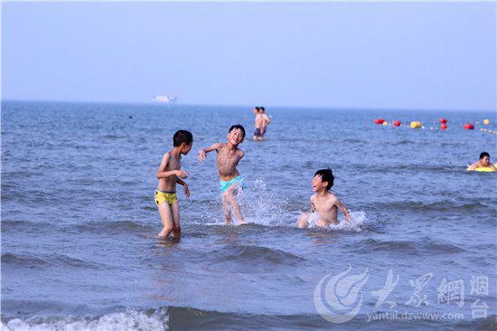 孩子们在海里愉快得玩耍