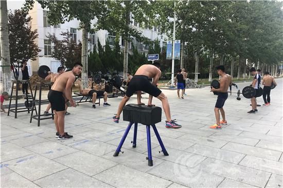 烟台大学体育专业的学生在烈日下训练