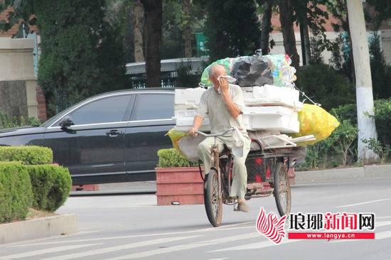 7月25日，临沂市发布高温橙色预警，当天局部气温超过了40℃。