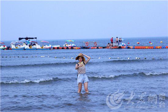 游客在海中自拍