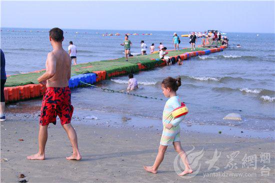 外国小朋友跟着爸爸体验大海