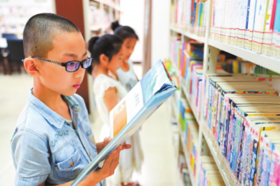暑假来临，孩子们在洛阳市图书馆内畅游知识的海洋。