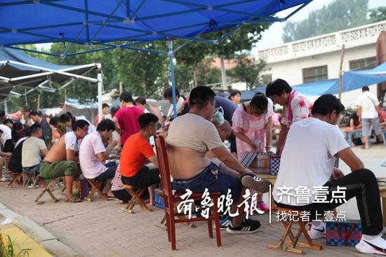 不到清晨6点,市场上就聚集了大量的客商和等待出售蟋蟀的村民。