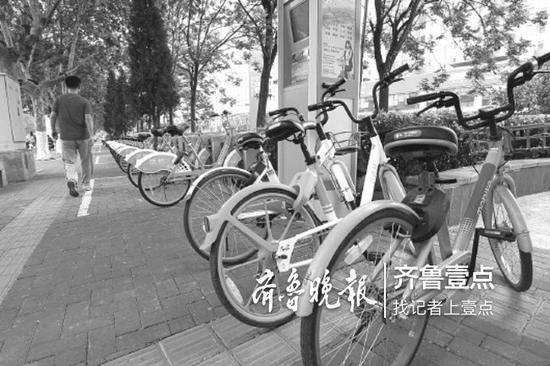 ◥在临沂街头,多个品牌的共享单车、公共自行车聚集在一起。本报记者邱明摄
