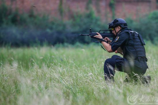 图7 黑豹突击队队员进行95式突击步枪单发速射训练 大众网记者 毕胜