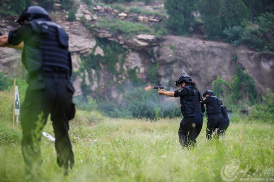 图5 黑豹突击队队员进行92式手枪移动射击训练 大众网记者 毕胜