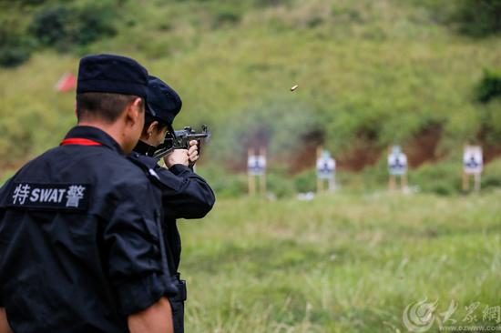 图3 特警队员进行冲锋枪打靶训练 大众网记者 毕胜