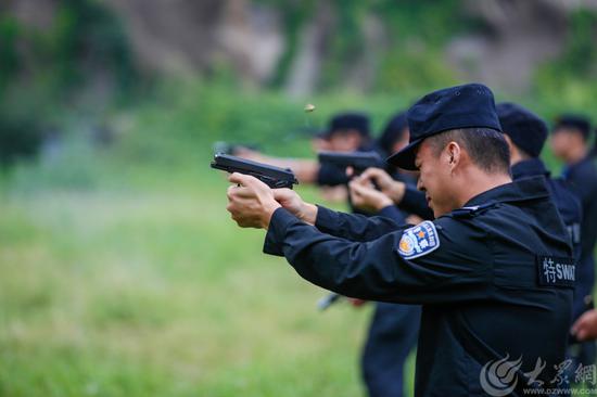 图2 特警队员进行手枪打靶训练 大众网记者 毕胜