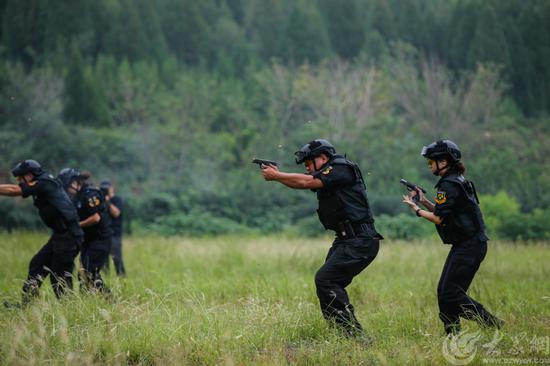 图6 黑豹突击队队员进行92式手枪交替掩护射击训练 大众网记者 毕胜
