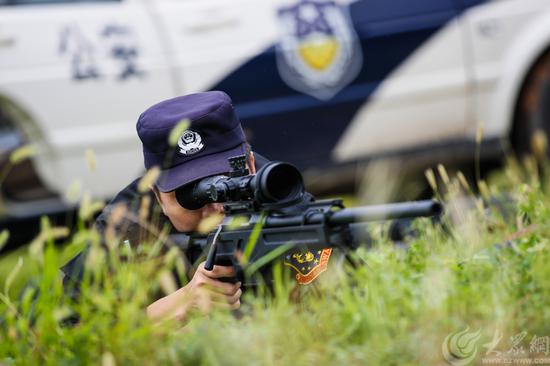 图8 特警队员进行狙击枪训练 大众网记者 毕胜