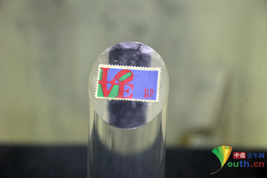 世界上第一枚爱情邮票。中国青年网记者金佳丽 摄
