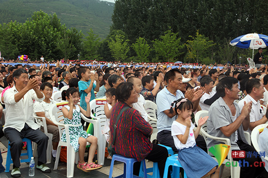 开幕式现场观众。中国青年网记者金佳丽 摄