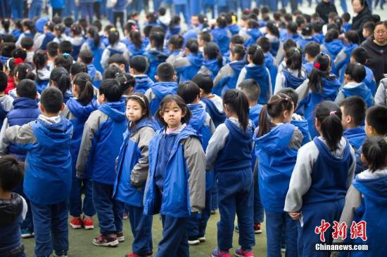 資料圖:鄭州一小學(xué)的學(xué)生們參加開學(xué)典禮。 張云 攝