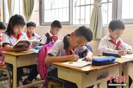 資料圖:小學(xué)生上課做作業(yè)。中新社記者 陳驥旻 攝