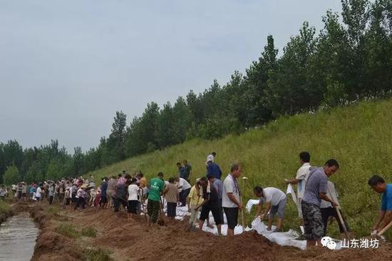 19日晚,五图街道工作人员与董家坊子村干部转移安置该村老人