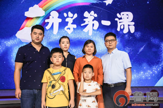 胡善辉(左一)在《开学第一课》录制现场留念