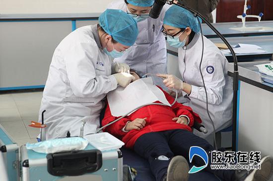 医生为目标儿童进行六龄齿窝沟封闭