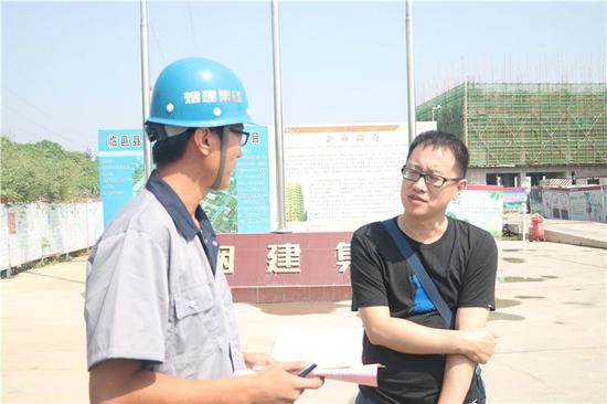 采访团记者就新院区建设情况进行采访