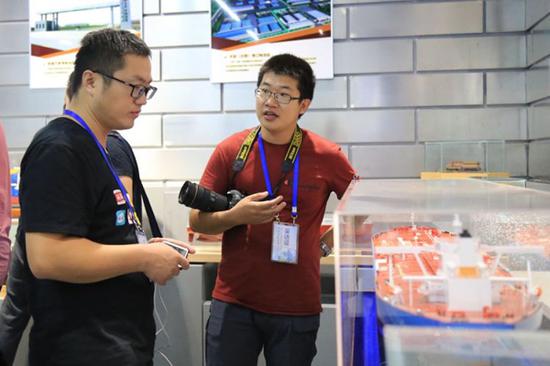 采访团记者参观展览馆内的模型(邹慧 摄)