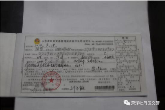 民警讓駕駛員張某觀看發(fā)生在學(xué)校門口的部分交通事故視頻,